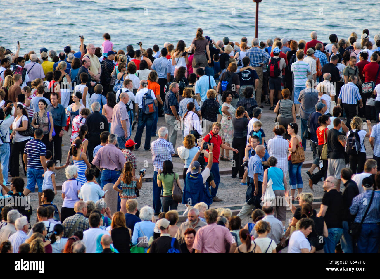 Des foules de touristes se rassemblent à un endroit touristique célèbre Banque D'Images