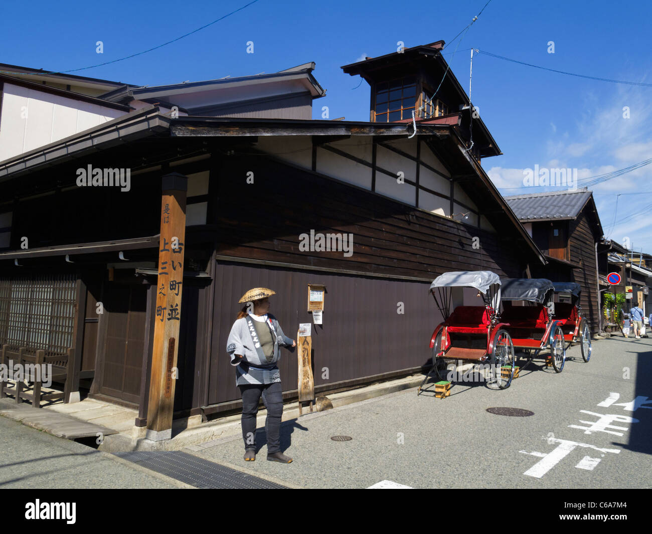 Les pousse-pousse 'Driver' attend les passagers en plus d'une vieille maison de bois à un japonais de l'ère Edo vieille ville Banque D'Images