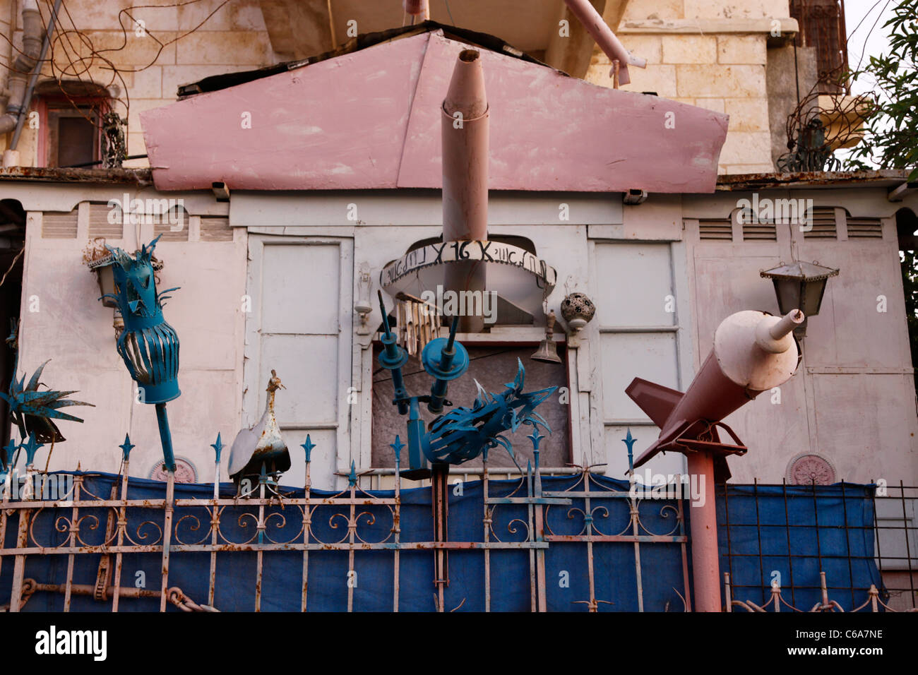 Des figures de métal décorent une maison à Agami un mélange arabe Quartier juif de Jaffo, sud de tel Aviv, Israël Banque D'Images