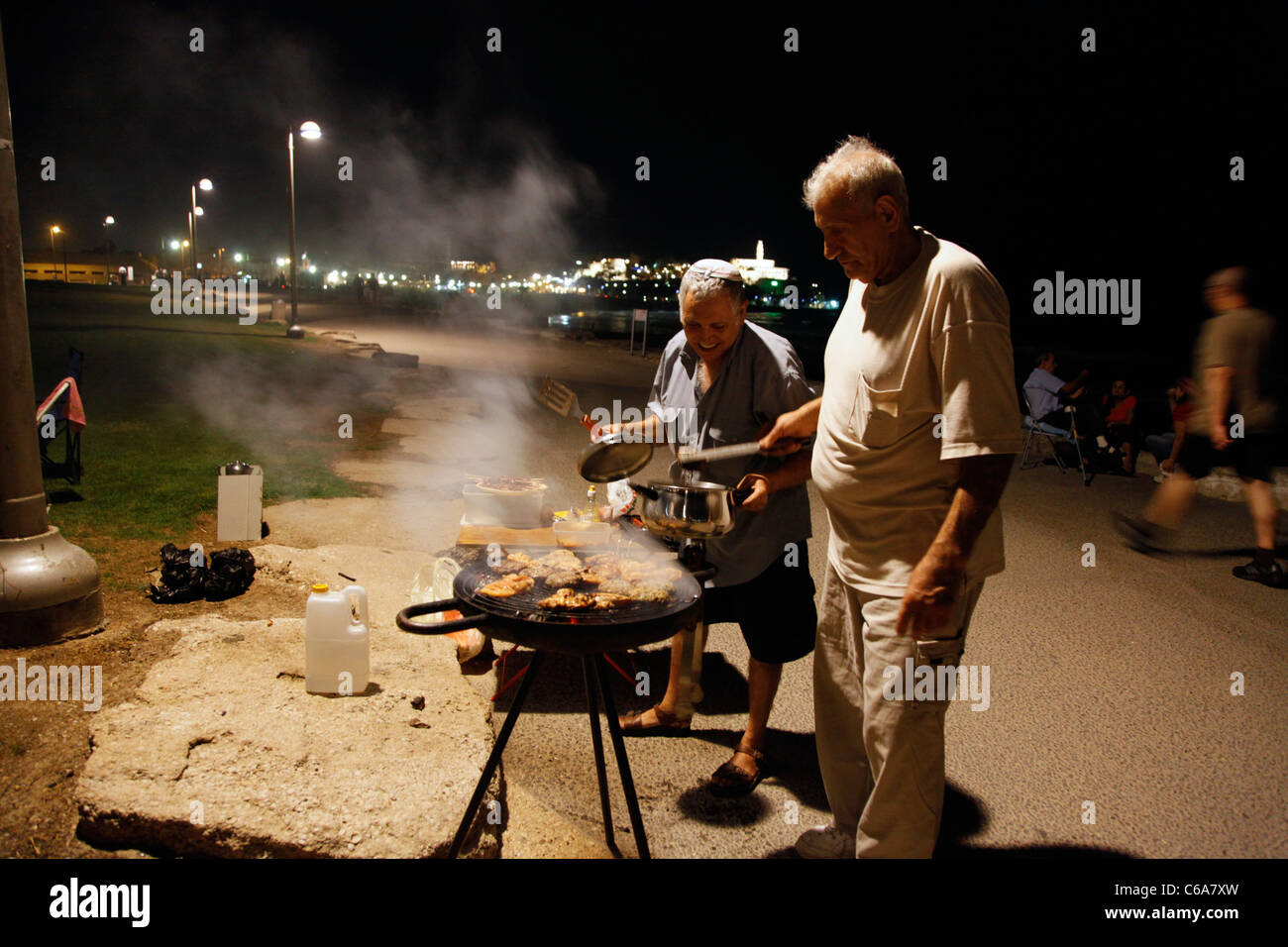 Les sections locales d'un barbecue le long de la promenade de bord de mer de Tel Aviv Israël dans la nuit Banque D'Images