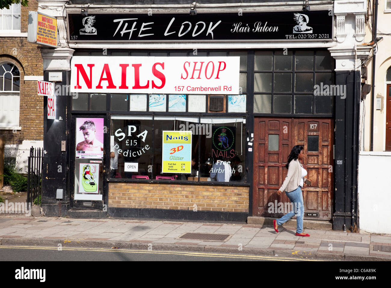 Le Look coiffure et onglerie boutique sur Camberwell Road dans le sud de Londres. C'est un une zone multiculturelle dans le sud de Londres, où différentes personnes de toutes les nationalités et les races se mélangent. Banque D'Images