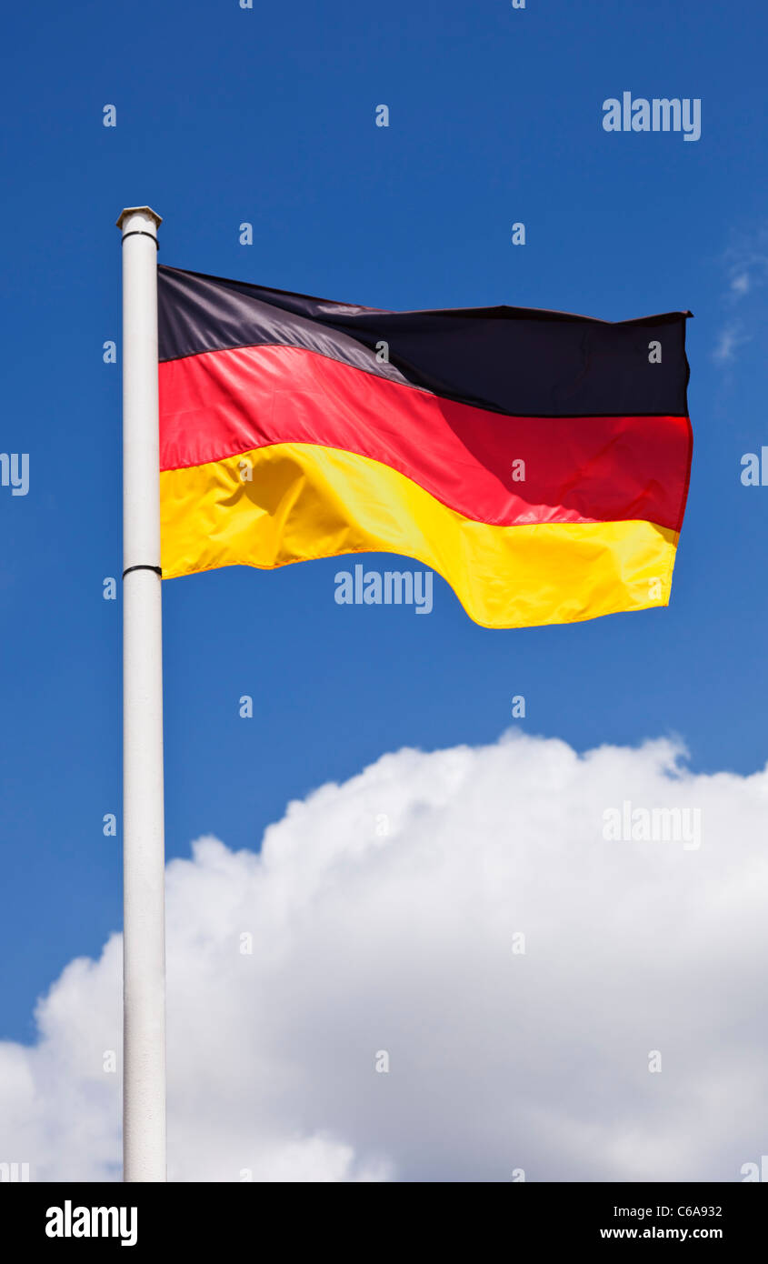 Colorful drapeau allemand contre un ciel bleu Banque D'Images