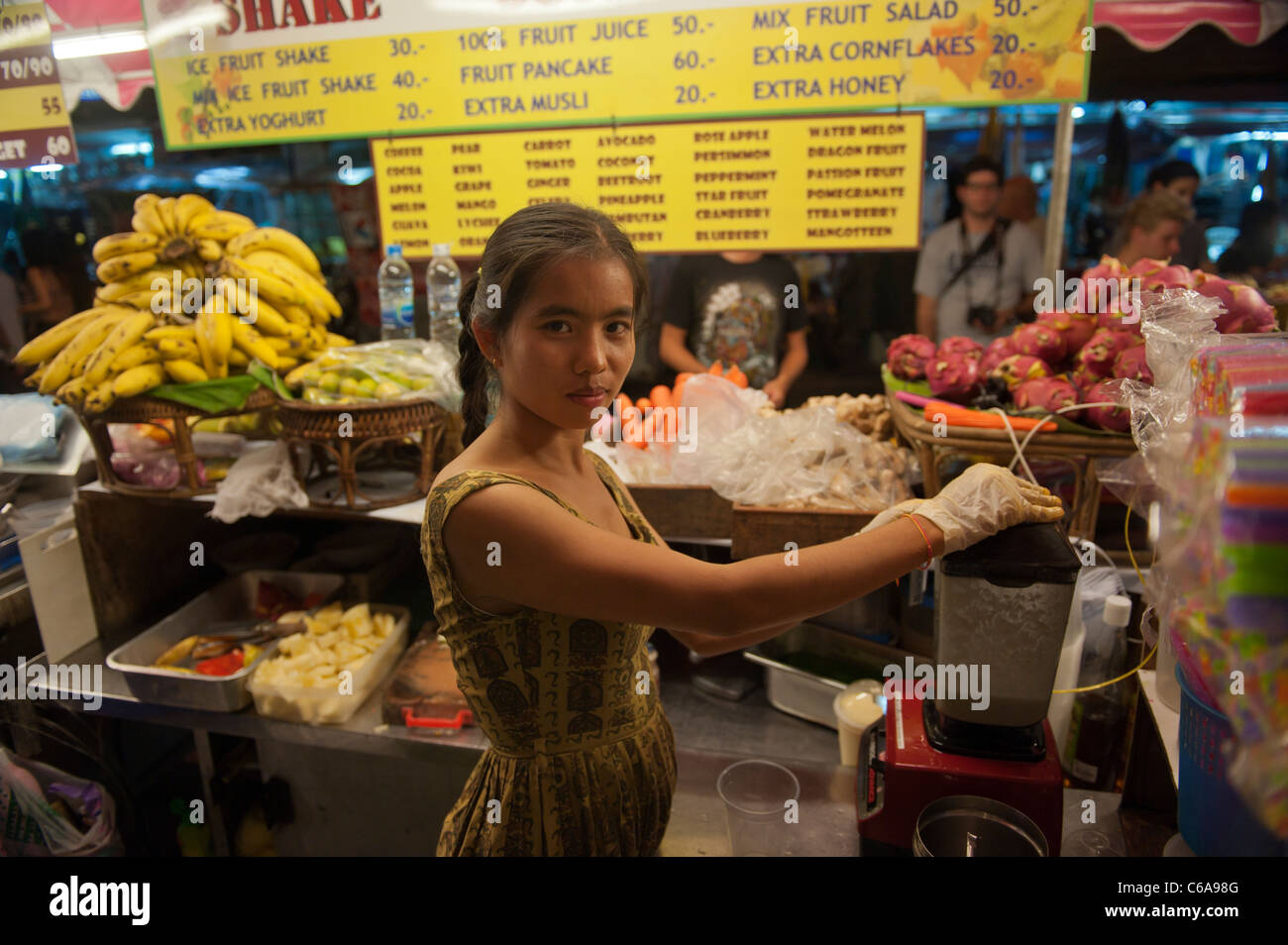 Une femme street trader offre un fruit shake, Khaosan Road, Bangkok, Thaïlande Banque D'Images
