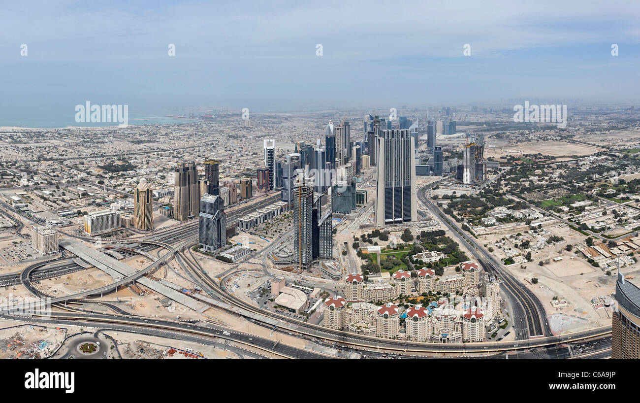 Vue sur Dubaï SHEIK ZAYED ROAD, depuis le plus haut pont d'observation du monde, EN HAUT, Burj Khalifa, Dubai Banque D'Images