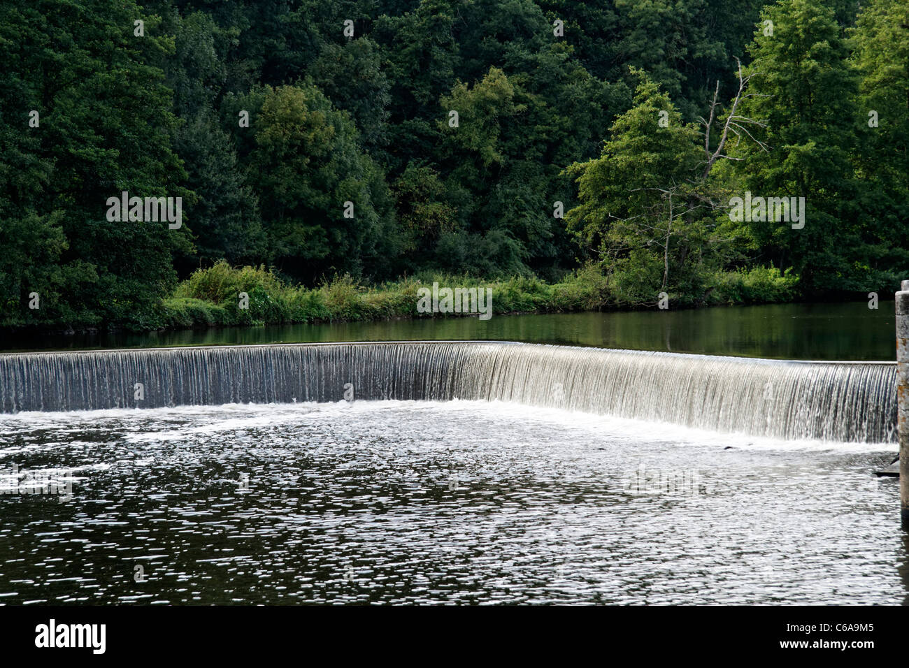 Un barrage sur une rivière, Mayenne, chemin de halage de la Mayenne (Pays de la Loire, France). Banque D'Images