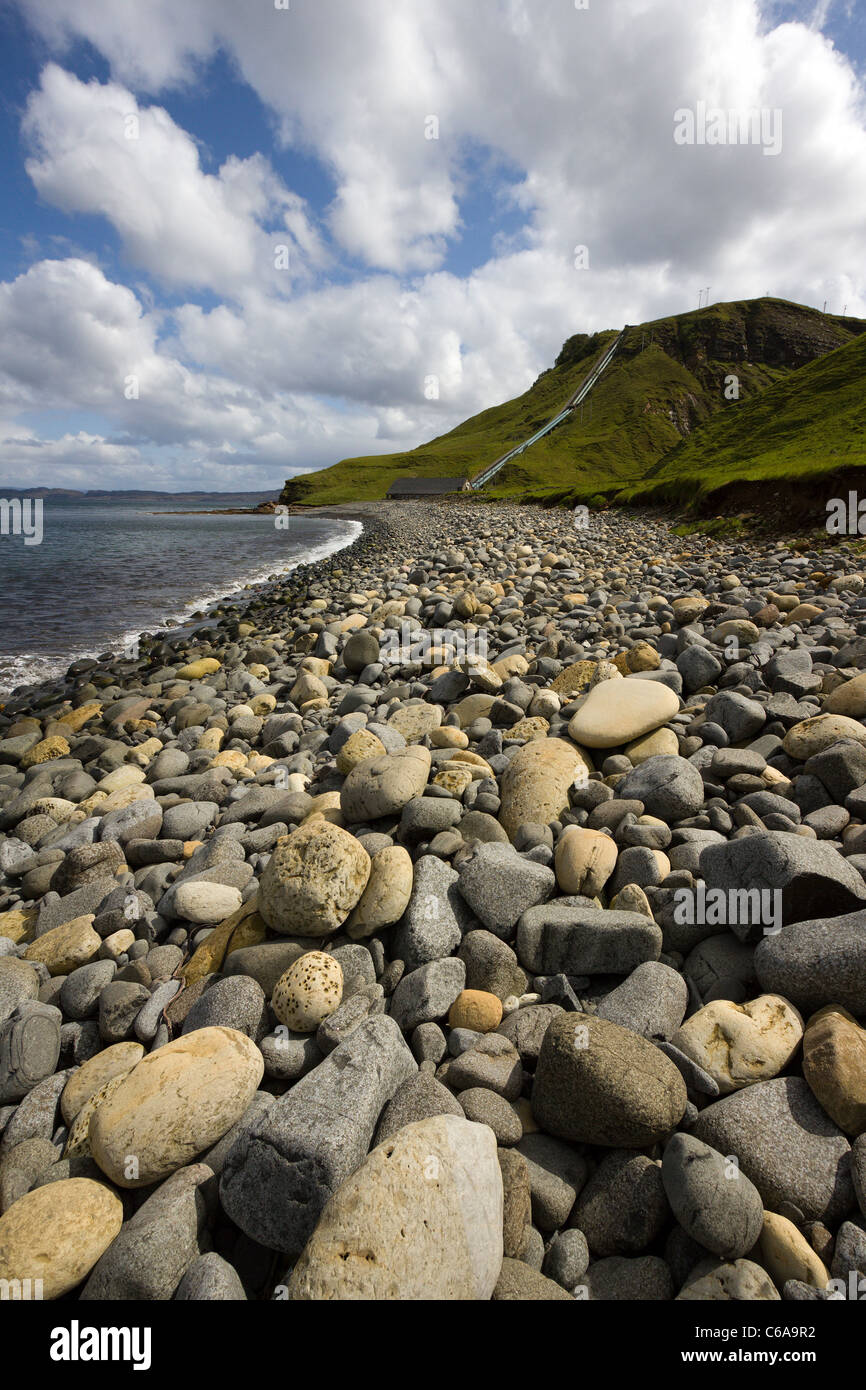 Bearreraig Bay avec hydro-électrique à la distance, à l'île de Skye, Écosse, Royaume-Uni Banque D'Images