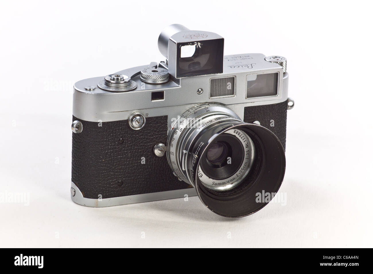 Leitz Leica M2 Appareil photo 35 mm avec objectif 35mm Summaron et recherche d'accessoires caméra Film classique Banque D'Images