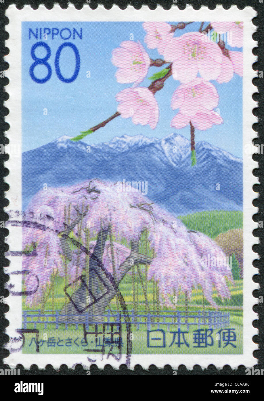 Japon - 2007 : timbre imprimé au Japon, préfecture de Yamanashi, flowering cherry et représente le Mont Yatsugatake Banque D'Images