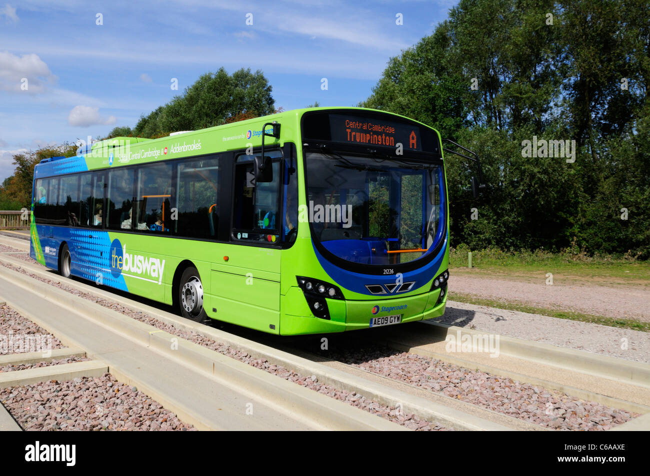 Un bus sur le Cambridge Busway guidé, à fen Drayton Lacs Réserve Naturelle RSPB, Cambridgeshire, Angleterre, RU Banque D'Images