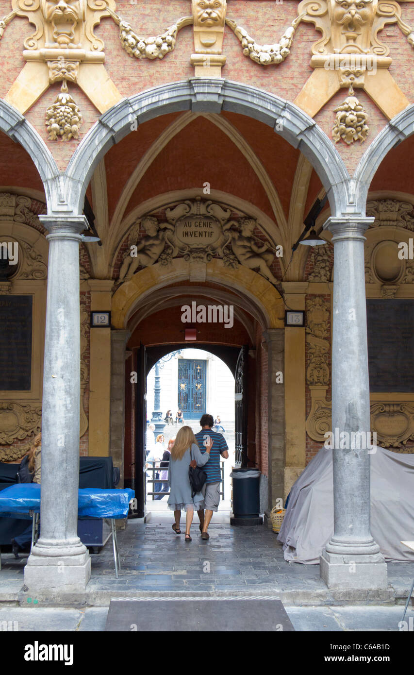 Couple en train de marcher à travers la porte de Vieille Bourse, Lille, en place du théâtre. Lille, Nord-Pas de Calais, France Banque D'Images