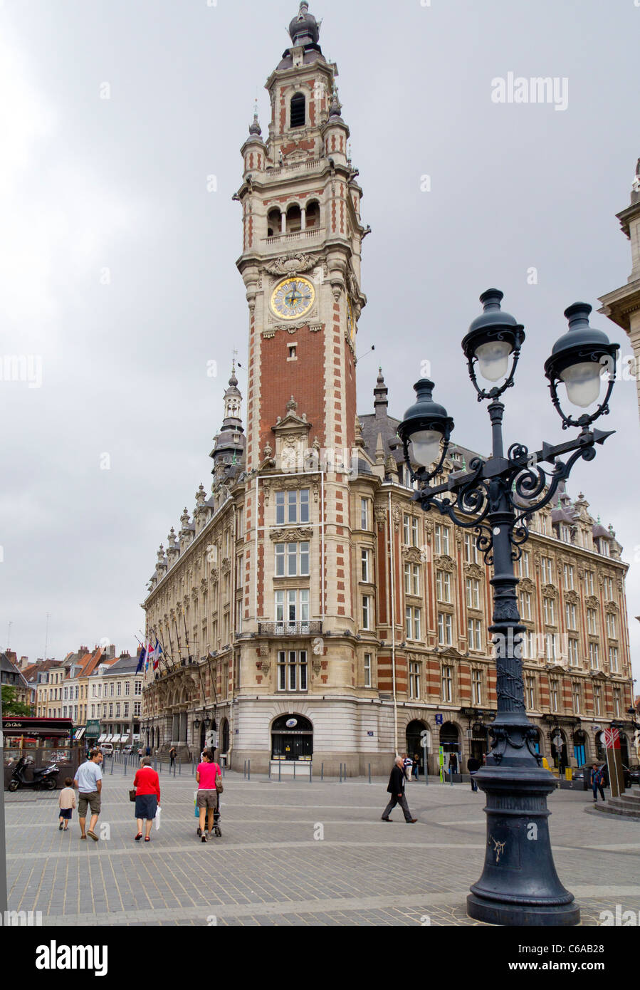 Le beffroi et la Place du Théâtre dans la ville de Lille, Nord-Pas de Calais, France Banque D'Images