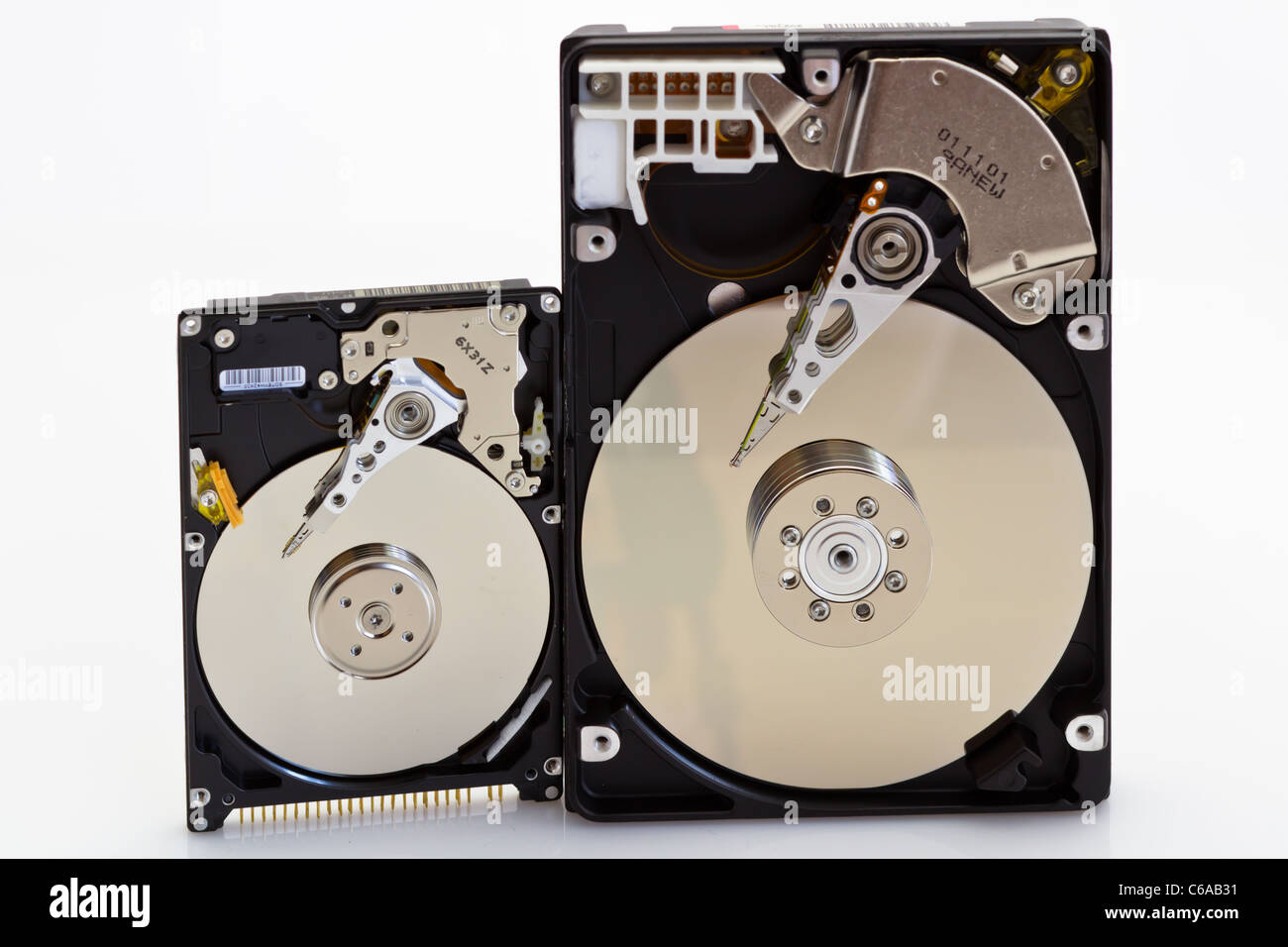 Comparaison de la taille de l'ouverture 2.5 et 3.5 disque dur sur un fond  blanc Photo Stock - Alamy