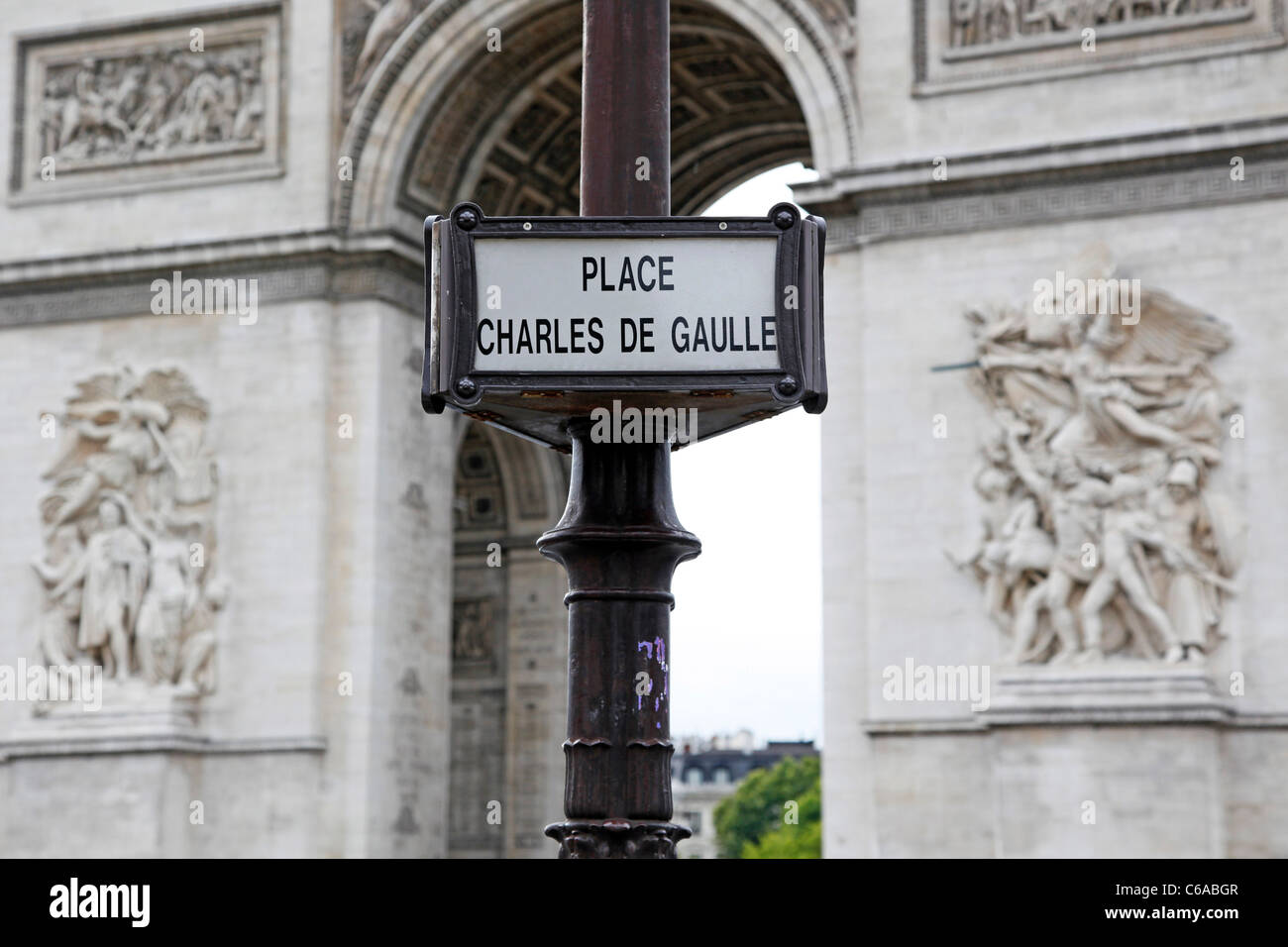 Place de Charles de Gaulle street sign et l'Arc de Triomphe à Paris, France Banque D'Images