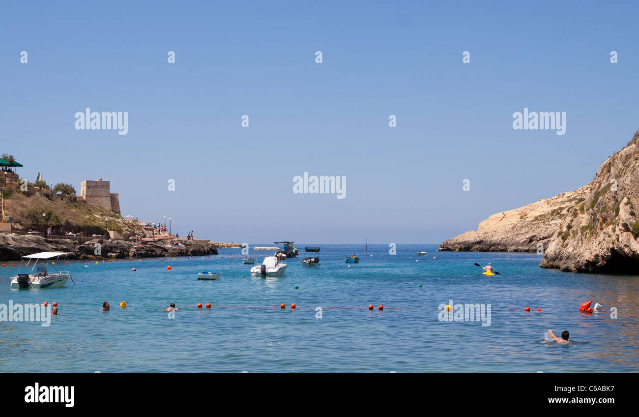 Vue mer à partir de la baie de Xlendi, Gozo, Malte Banque D'Images