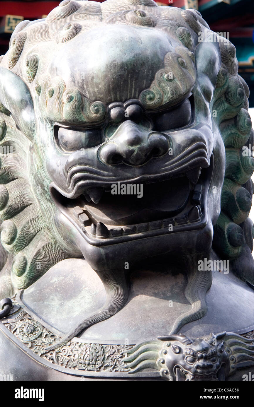 Lion de bronze dans le jardin de l'harmonie heureuse, Summer Palace, Beijing, Chine Banque D'Images