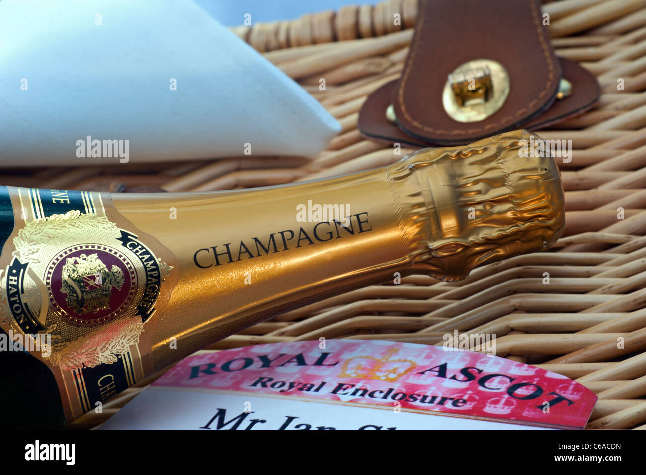Pique-nique Royal Ascot bouteille de champagne et badge d'entrée sur un panier en osier à l'extérieur de luxe Royal Enclosure Ascot après l'événement de pique-nique de la course Banque D'Images