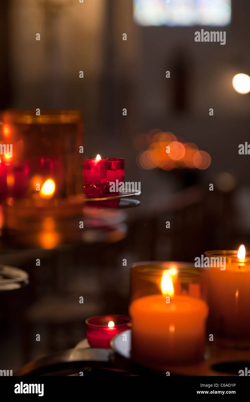 Bougies en verre brillants dans une église. Profondeur de champ. Banque D'Images