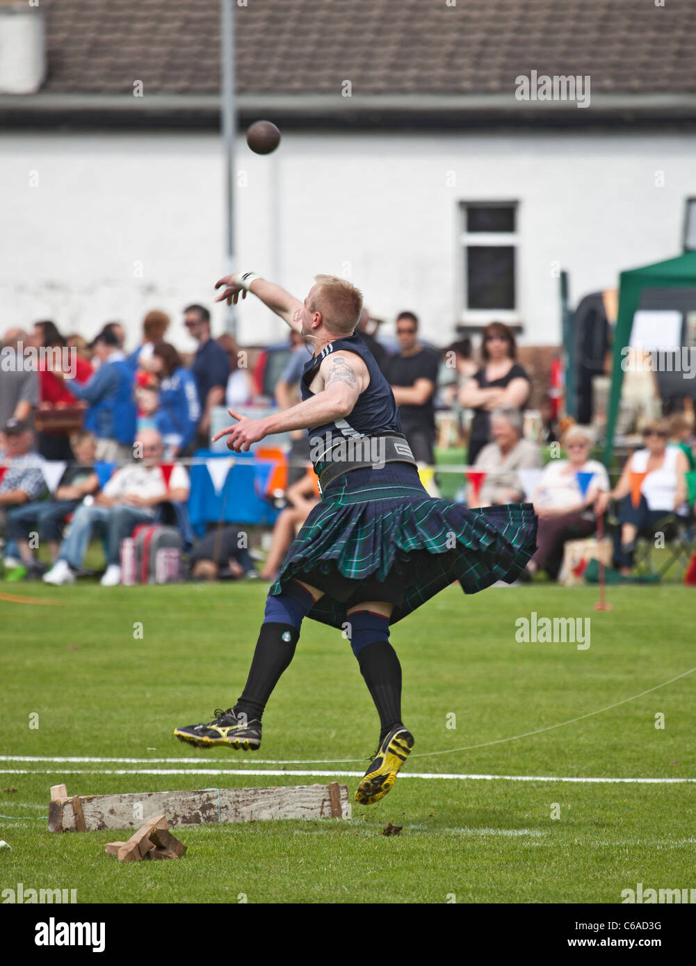 Le port de l'athlète un kilt, mettant le feu sur les Jeux des Highlands de Brodick, Isle of Arran, Ecosse, Royaume-Uni Banque D'Images