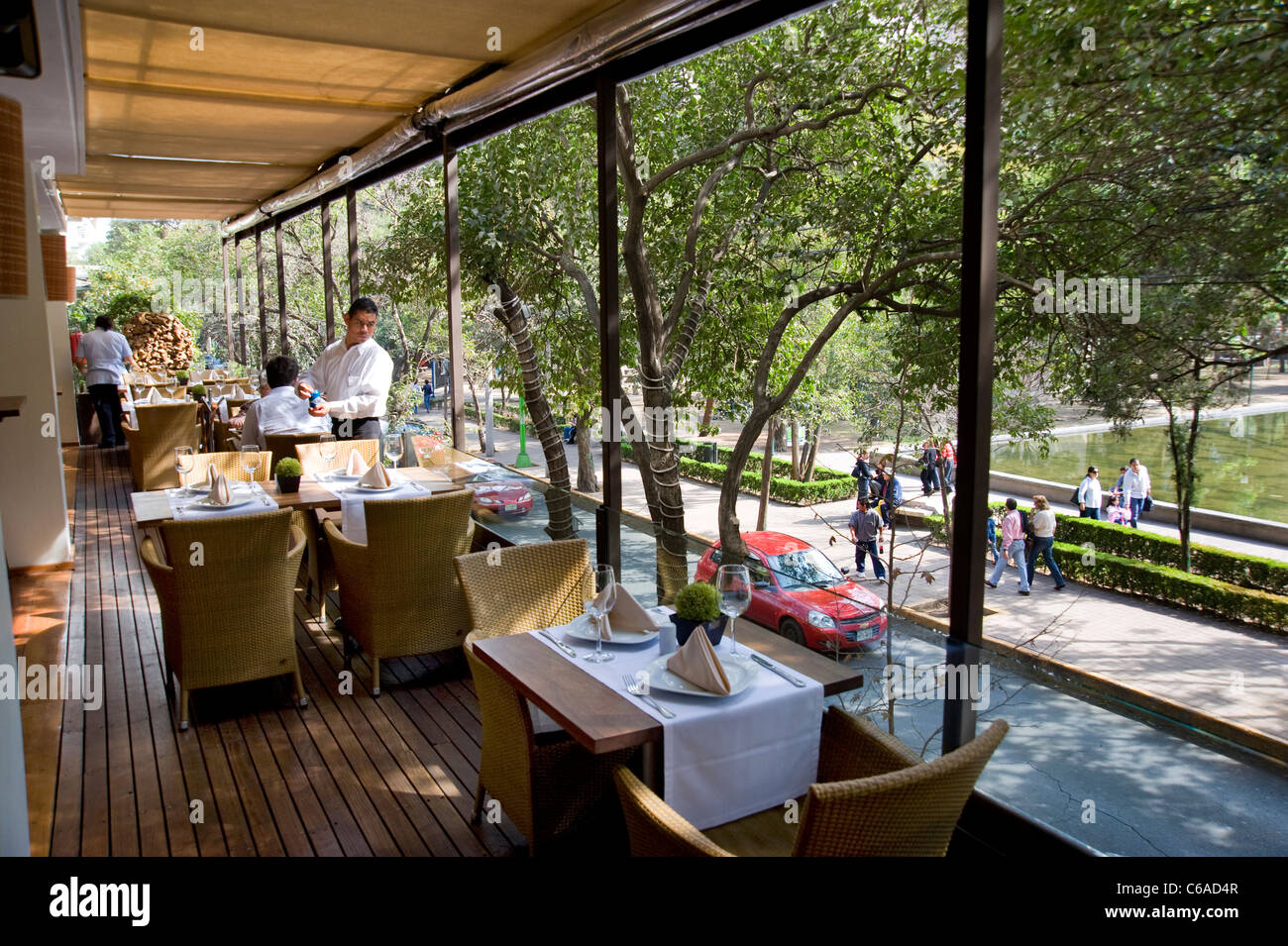 Terrasse de restaurant avec vue sur Lincoln Park dans la ville de Mexico Banque D'Images