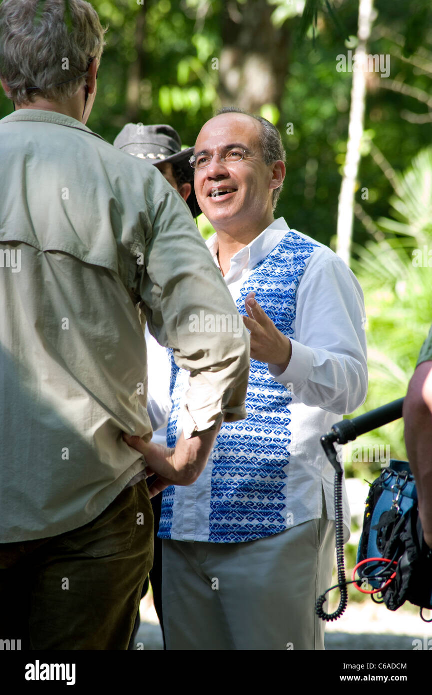 Le Président Felipe Calderon en discussion avec le réalisateur John Feist de Calakmul Banque D'Images