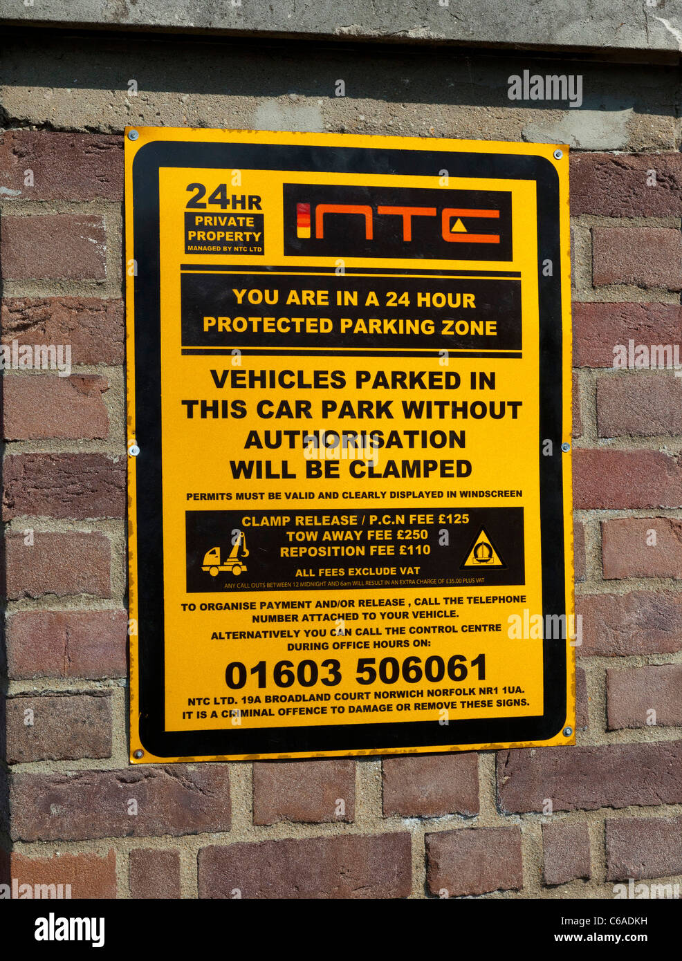 Serrage de roue waring sign in FR Banque D'Images