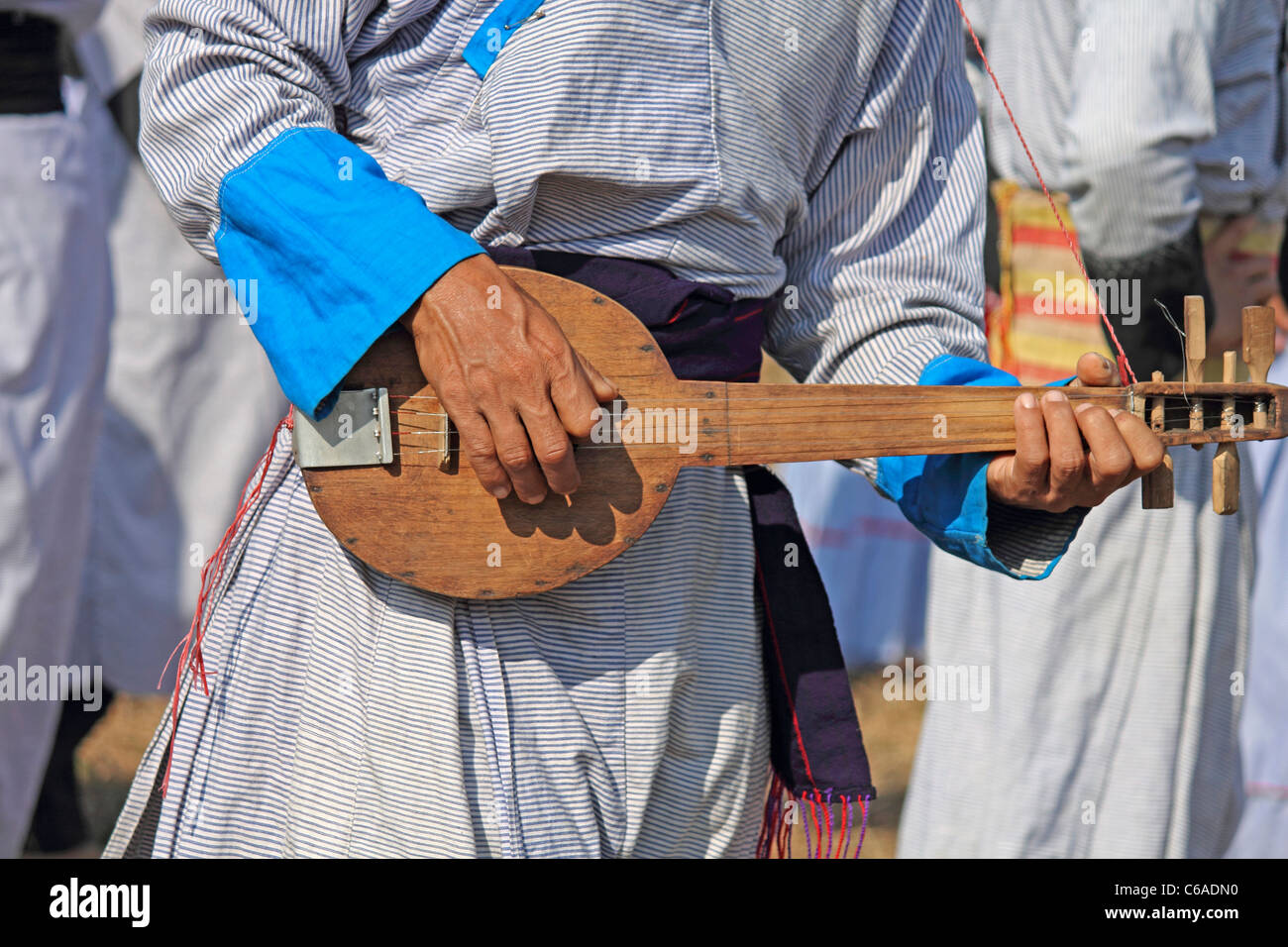 Homme Yobin avec sa guitare au Festival culturel Eco Namdapha, Miao, de l'Arunachal Pradesh, Inde Banque D'Images