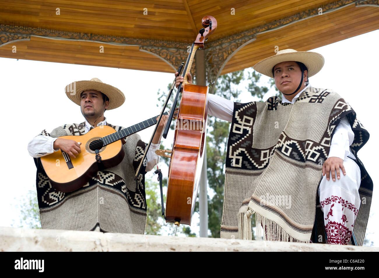 Musicien en robe traditionnelle mexicaine au park à Morelia, Mexique Banque D'Images