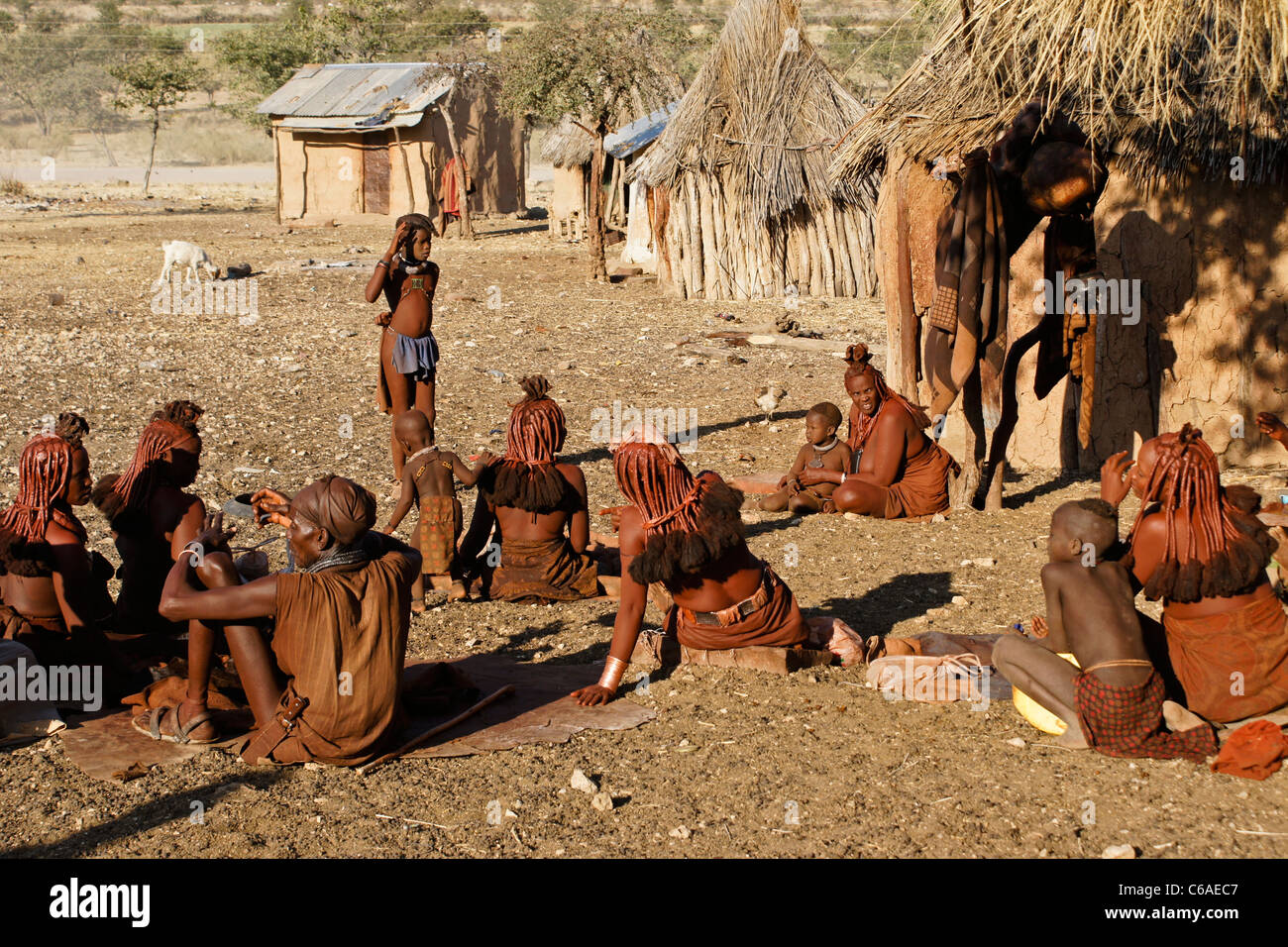 Les gens dans leur village Himba près d'Opuwo, Namibie Banque D'Images