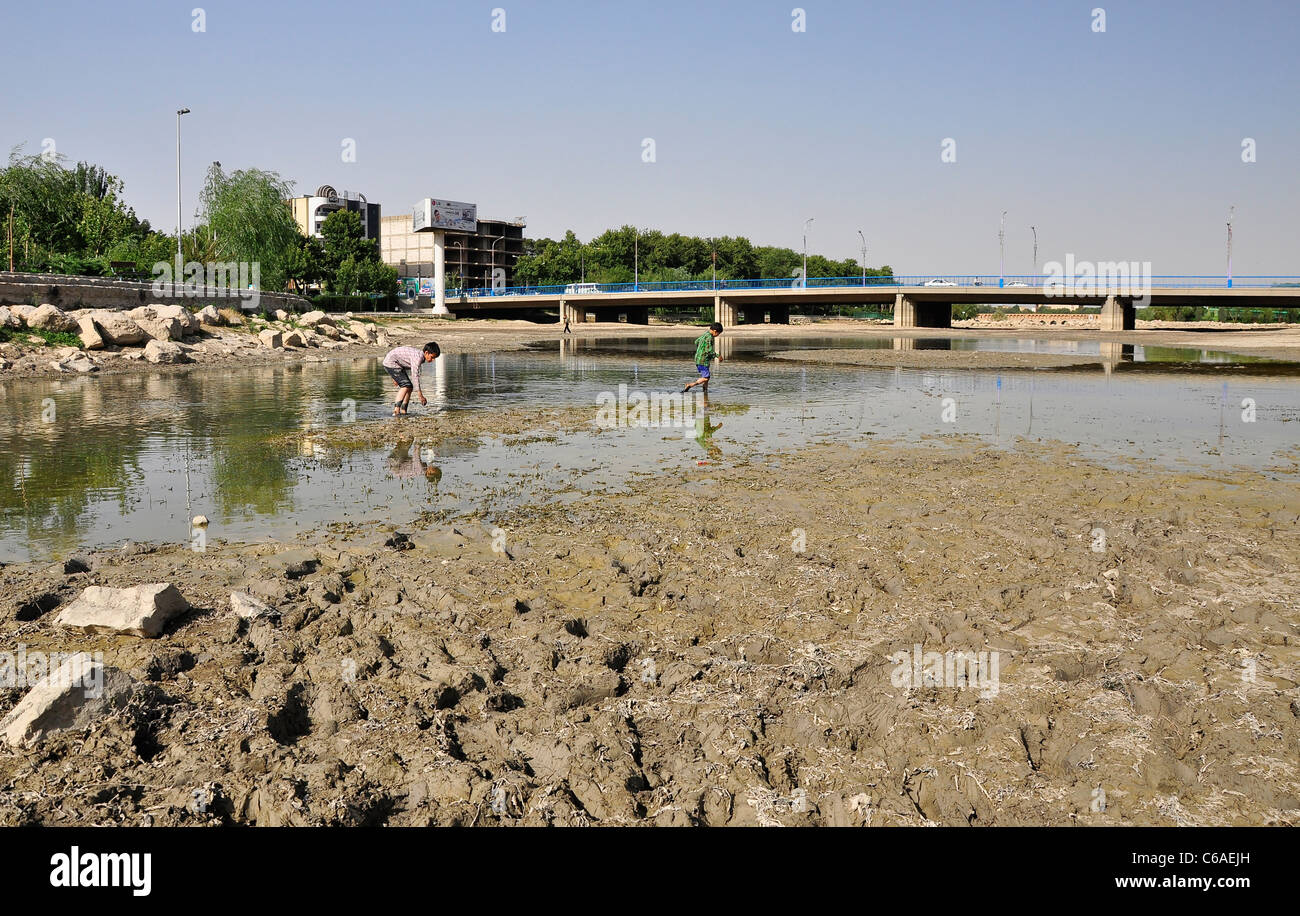 Le reste de l'eau de rivière en Zayandehrud au centre de l'Iran en raison de rompre la sécheresse. Banque D'Images