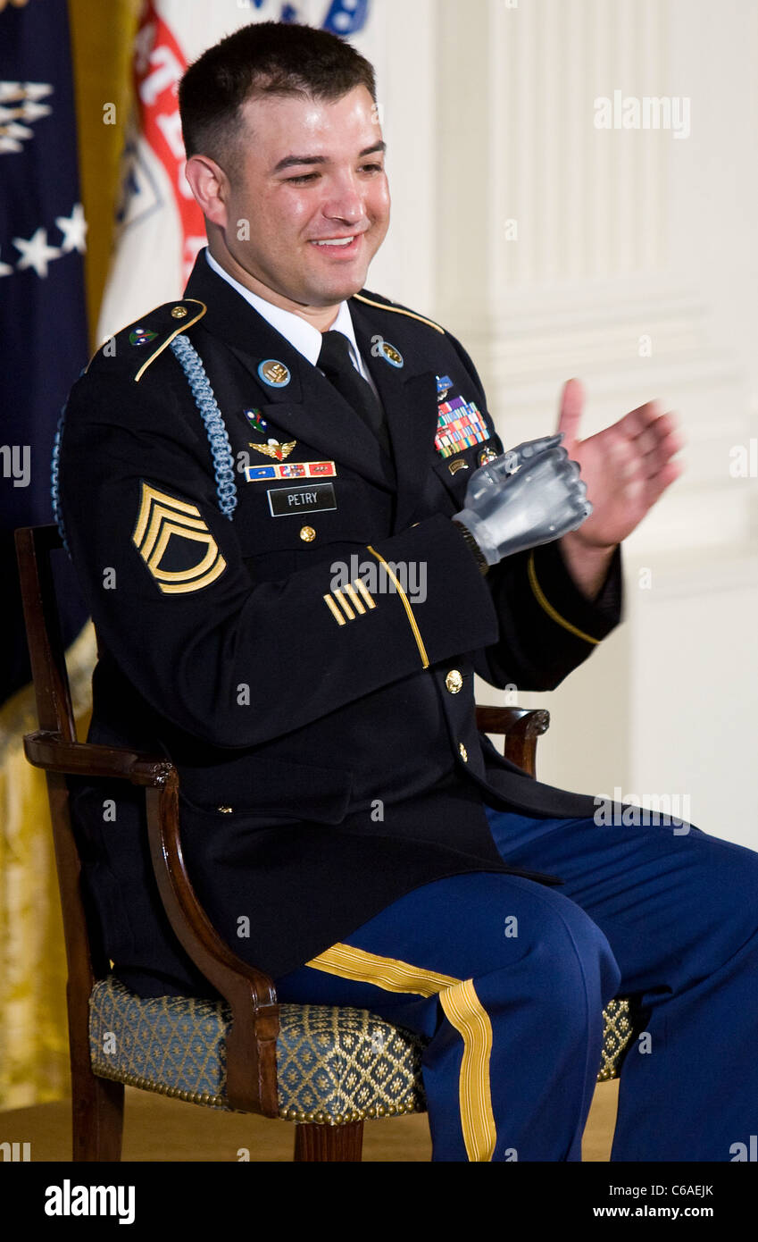 Le président Barack Obama awards la médaille d'honneur de première classe Sergent Leroy Petry. Banque D'Images