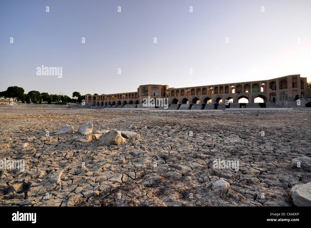 De la rivière Zayandeh riverbed séchées avec pont Khaju en arrière-plan, Isfahan Iran. Banque D'Images