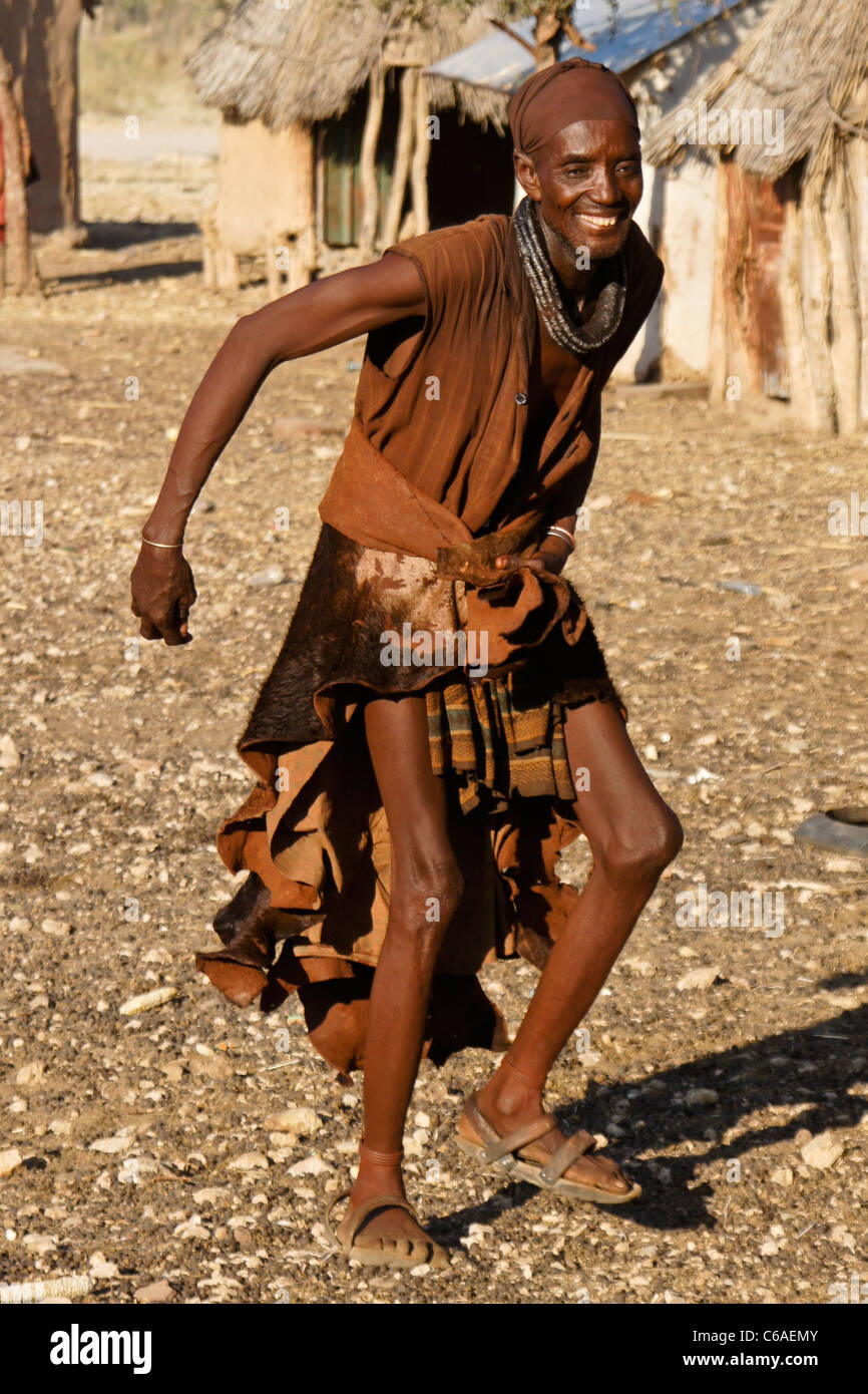 La danse de l'homme Himba village près d'Opuwo, Namibie Banque D'Images