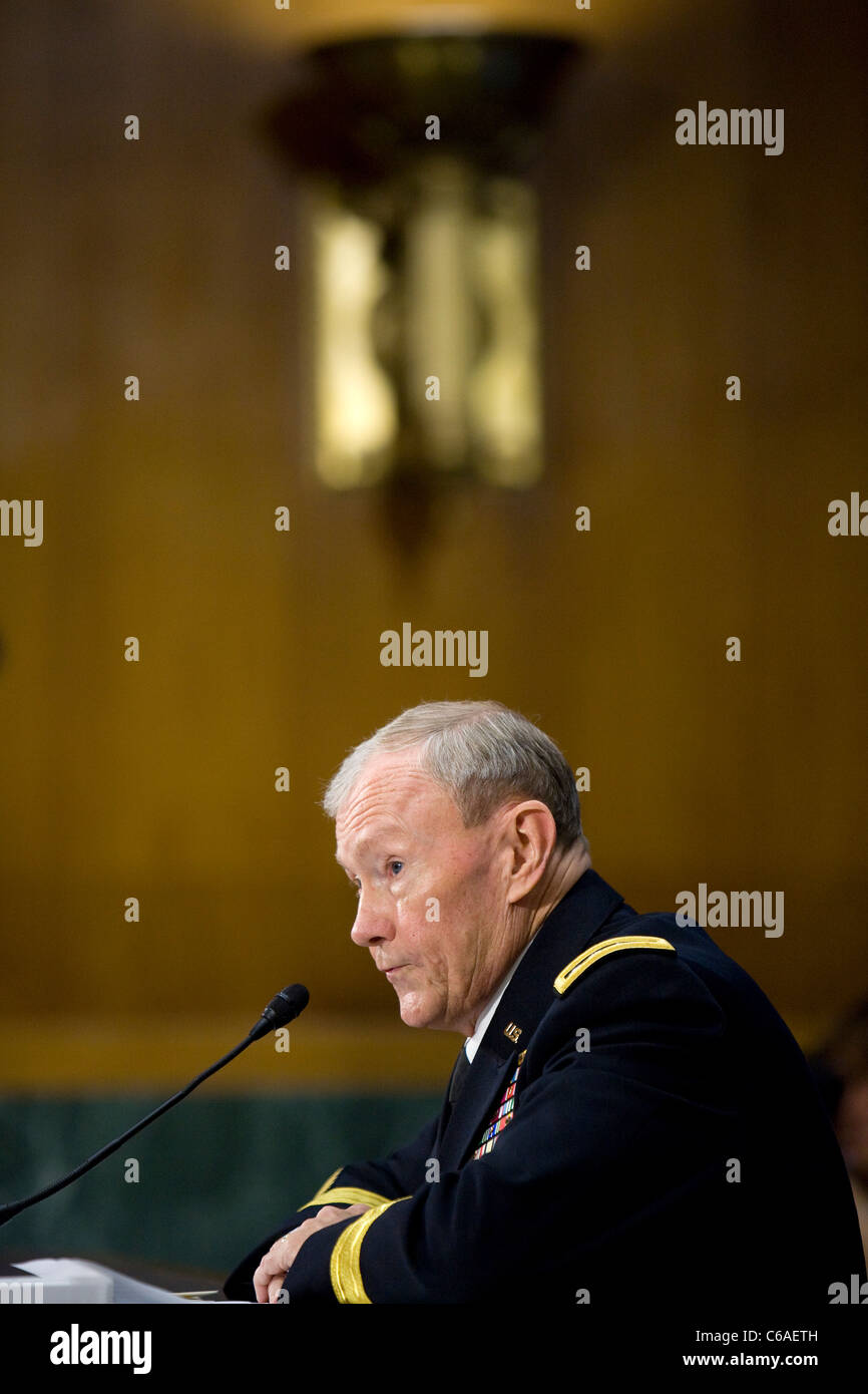 Le général d'armée Martin Dempsey au cours de son audience de confirmation du Sénat pour devenir chef de l'état-major interarmées. Banque D'Images