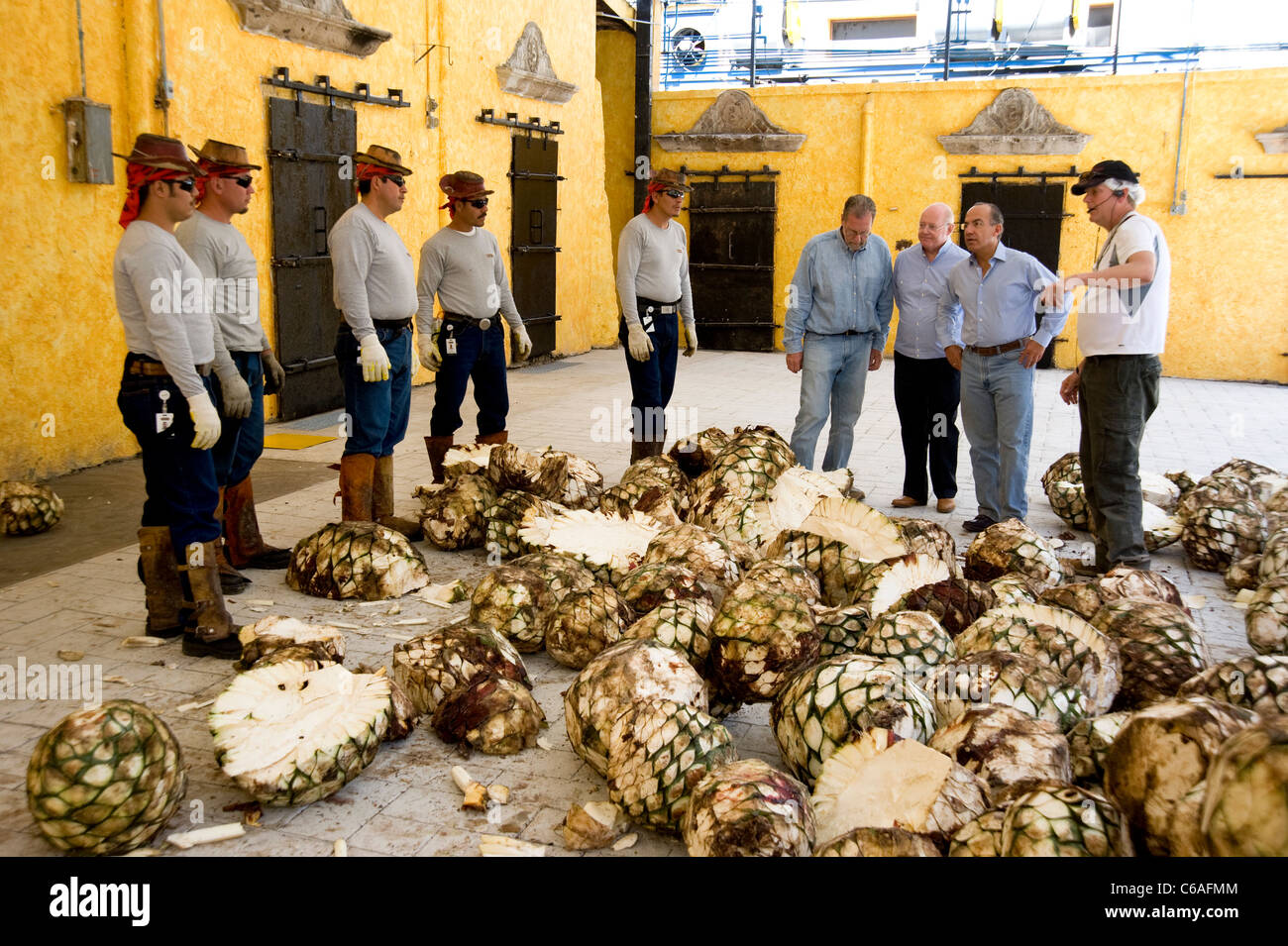 Le Président Calderón et Peter Greenberg visiter l'usine de tequila Jose Cuervo Banque D'Images