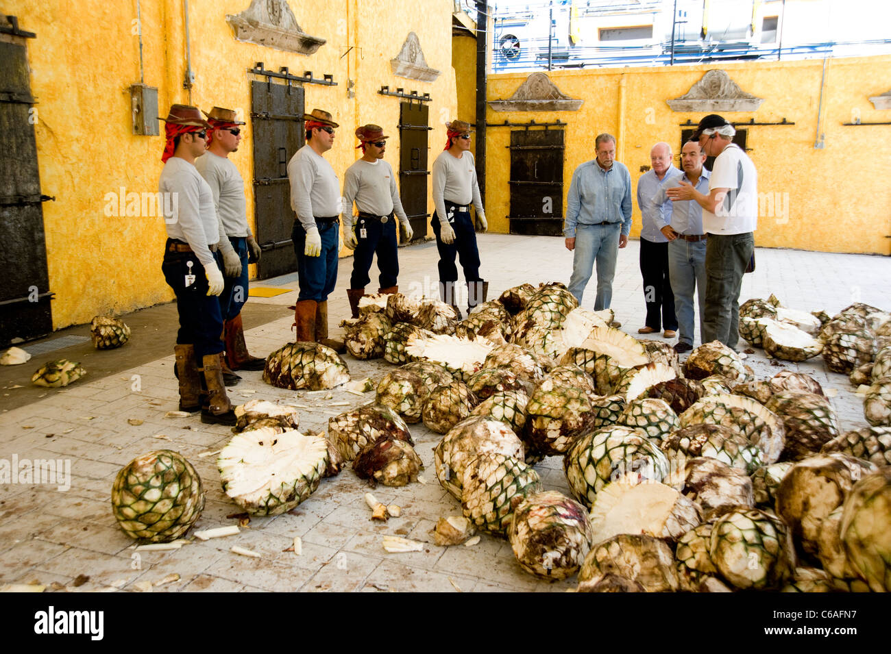 Le Président Calderón et Peter Greenberg visiter l'usine de tequila Jose Cuervo lors du tournage au Mexique la Tournée royale Banque D'Images