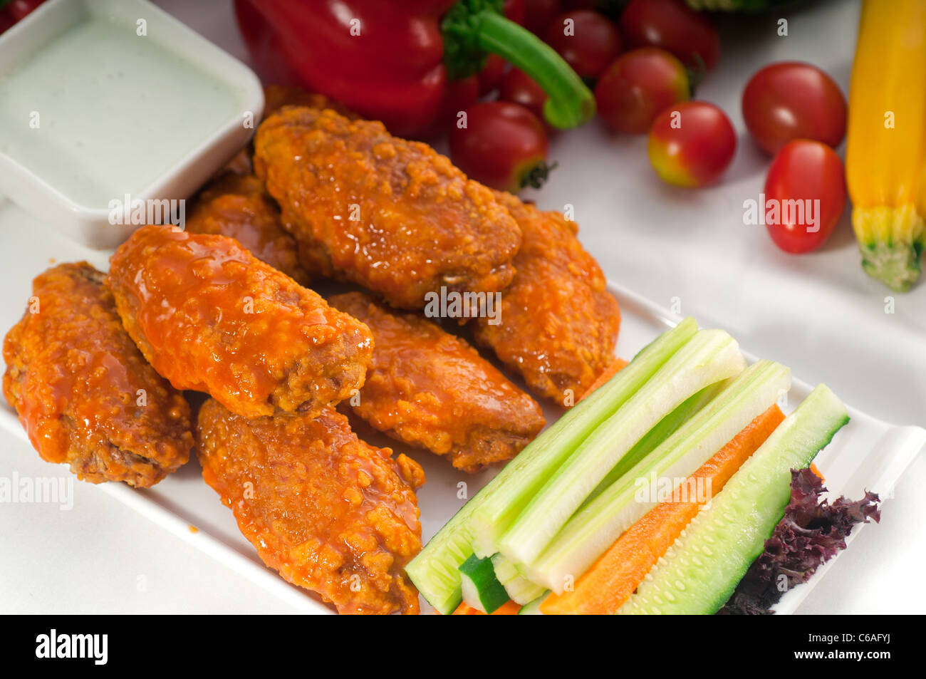 Ailes de poulet Buffalo classique servi avec légumes frais et sur contexte pinzimonio,plus délicieuse cuisine PORTFOLIO Banque D'Images