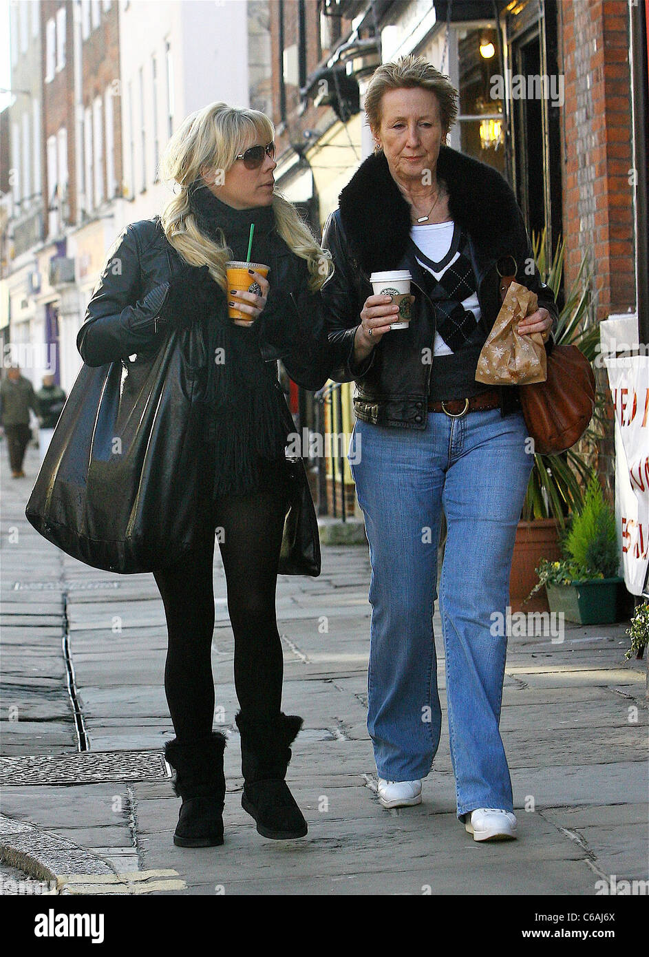 Letitia Dean et un ami, faites une promenade le long de Chichester High Street en avant de sa performance ce soir dans 'Calendar Girls' Banque D'Images