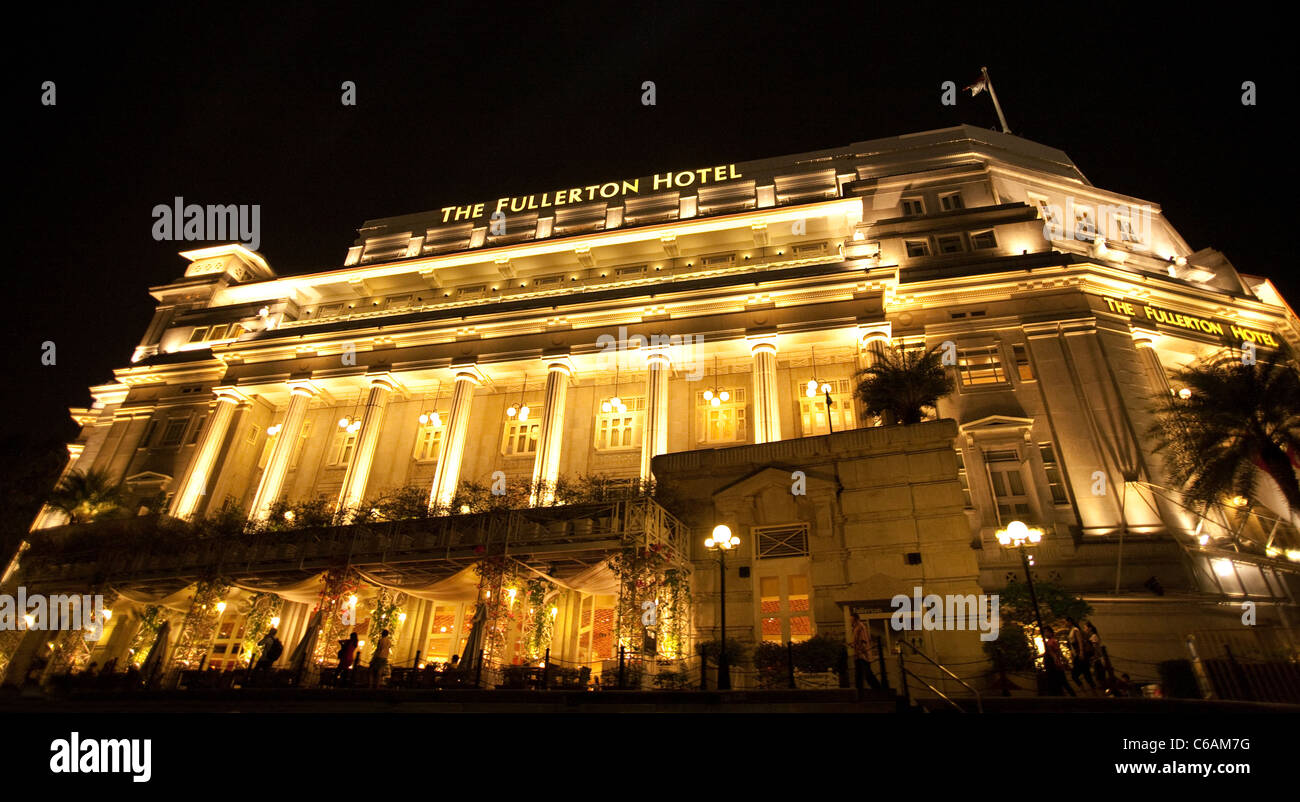 Le Fullerton Hotel lit up at night, Singapour Banque D'Images