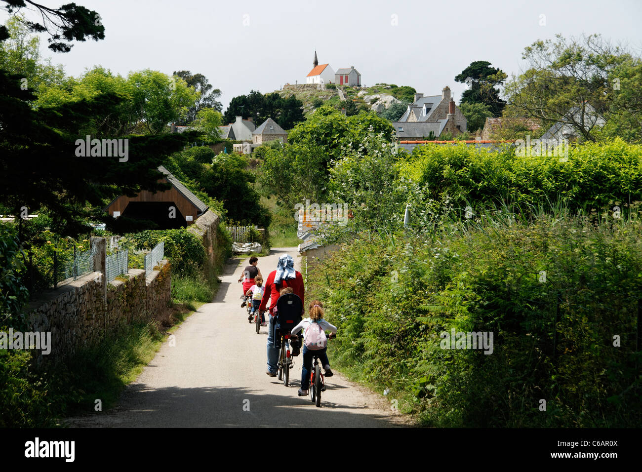 Cyclotouristes, visiter l'île de Bréhat (Côtes d'Armor, Bretagne, France. Banque D'Images