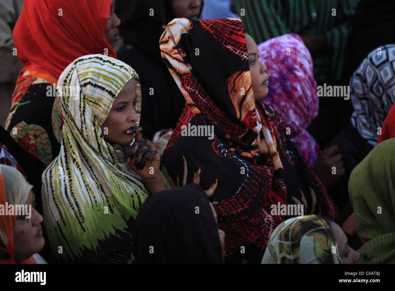 Femme en robe islamique dans la foule, tombeau Madis, Khartoum, Soudan, Afrique du Nord Banque D'Images