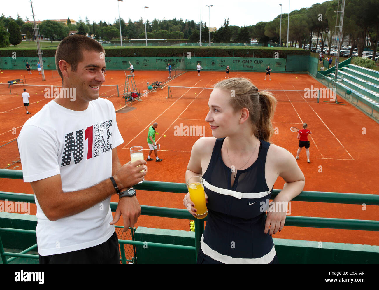 Jeune couple ayant une pause de la leçon de tennis dans un camp à Umag, Croatie. Banque D'Images