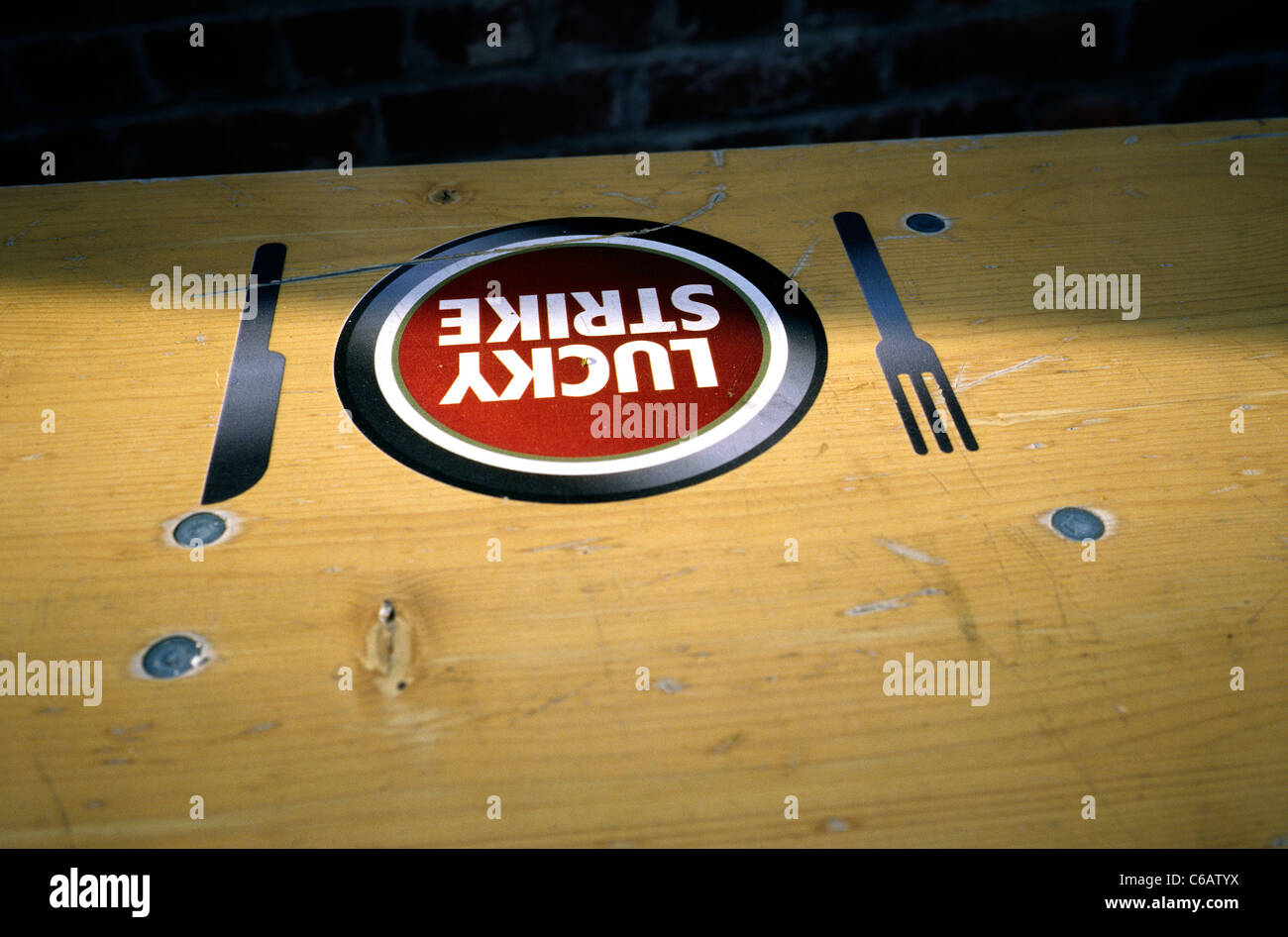 Tabac Lucky Strike annonce sur une table de jardin à bière Hafenbahnhof à Altona de Hambourg. Banque D'Images Tabac Lucky Strike annonce sur une table de jardin à bière Hafenbahnhof à Altona de Hambourg. Banque D'Images