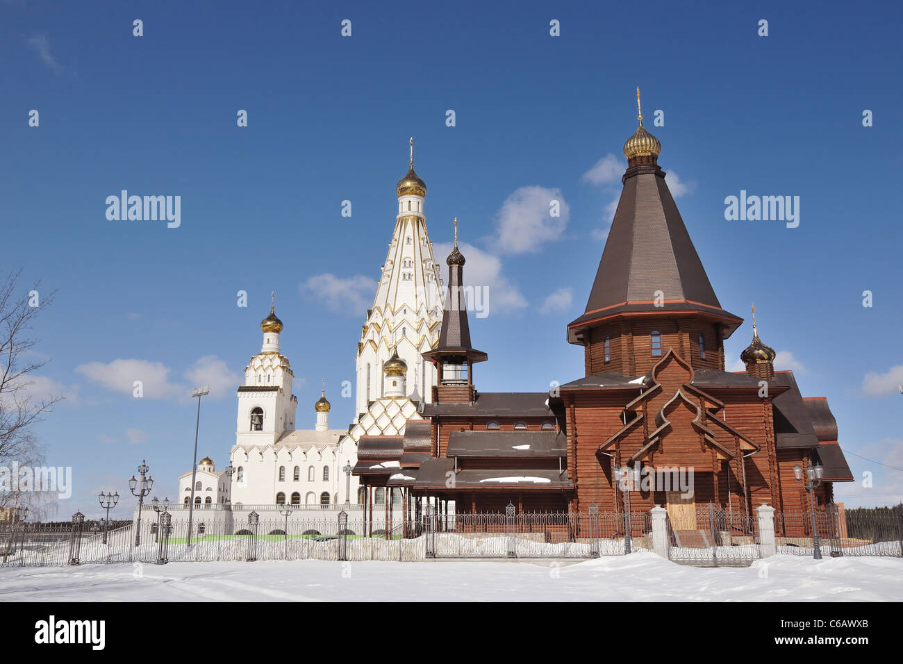 Eglise Orthodoxe en bois et en pierre bâtiments sous ciel bleu clair ; Tous les Saints de l'Église orthodoxe de Minsk, Biélorussie Banque D'Images