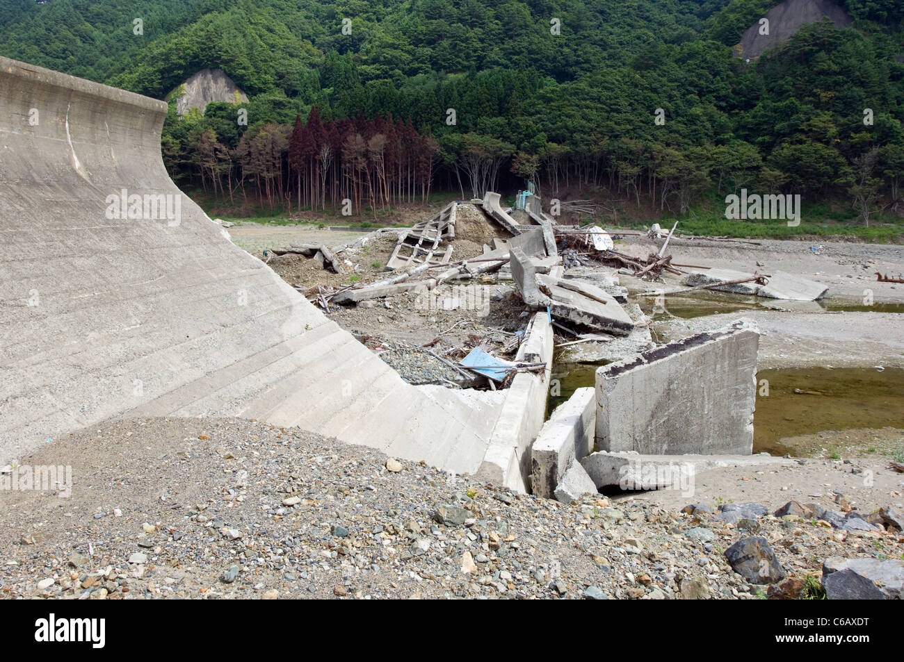 Un mur tsunami ou barrière en Iwate - le tsunami a manqué tout simplement, puis il l'a déchirée de pièce (la mer est à droite de l'i Banque D'Images