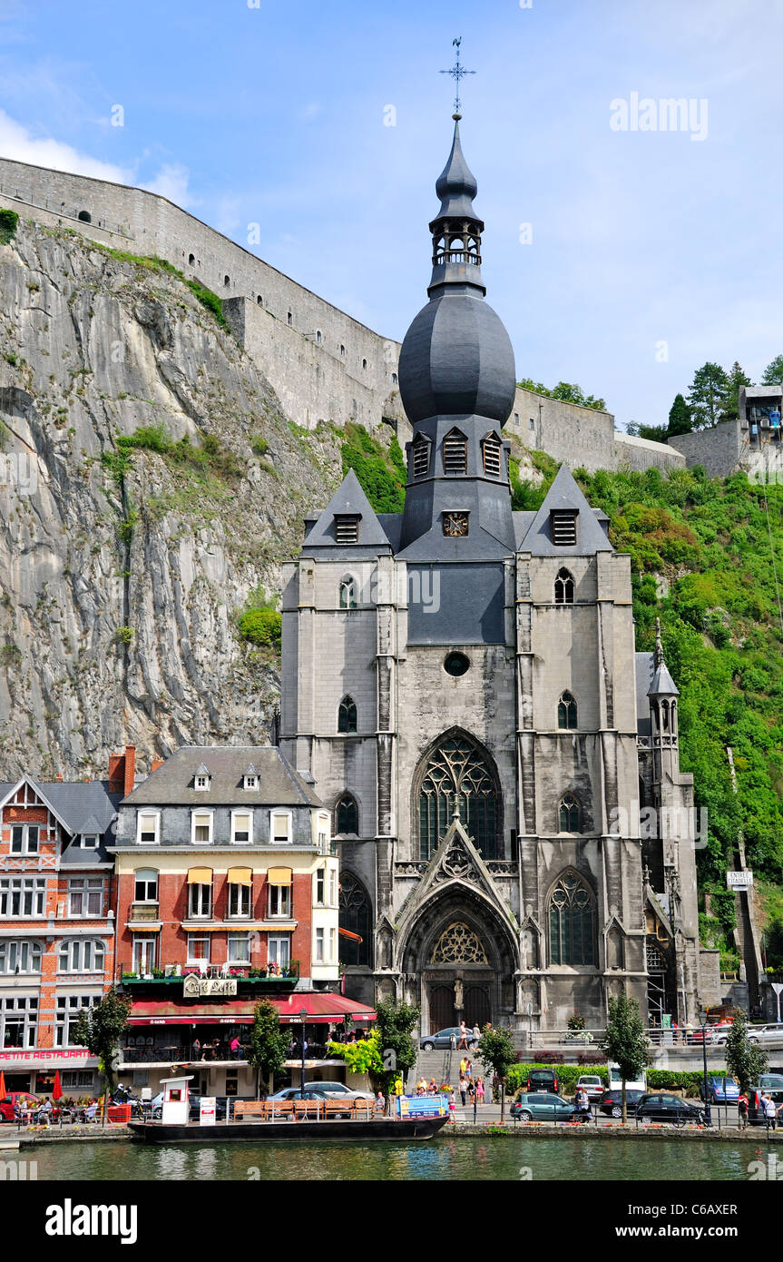 Dinant, Belgique. Eglise Notre-Dame. Construit à l'origine 1240 - Plusieurs fois remaniée depuis après les dommages. Meuse Banque D'Images