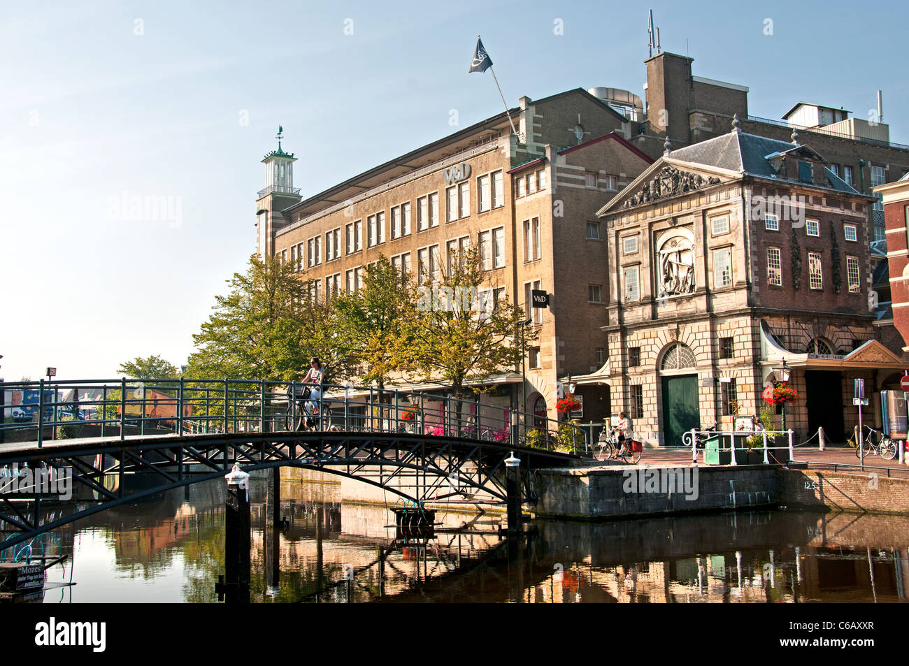 Leiden Nieuwe Rijn Pays-bas équilibre clou V & D Banque D'Images