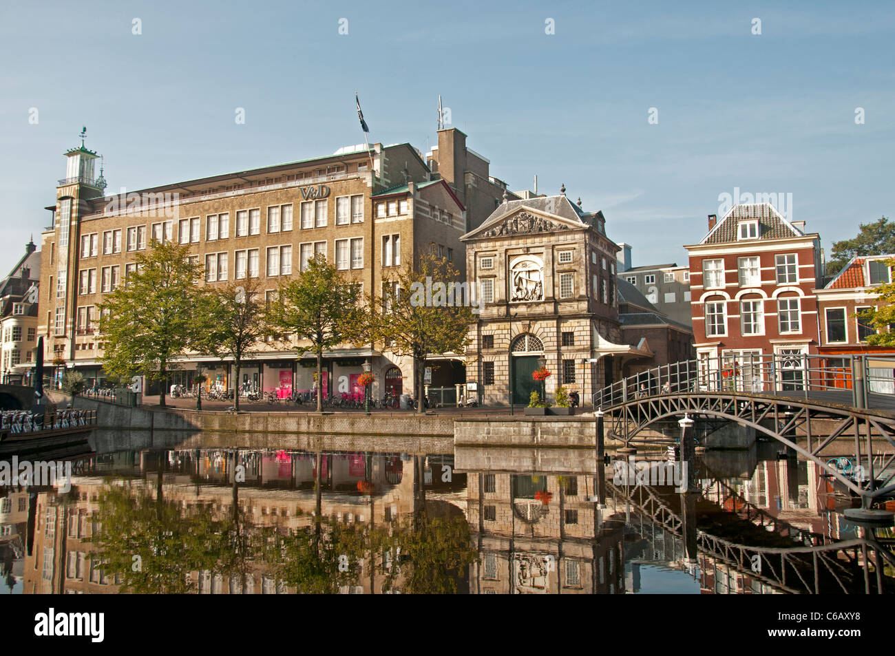 Leiden Nieuwe Rijn Pays-bas équilibre clou V & D Banque D'Images