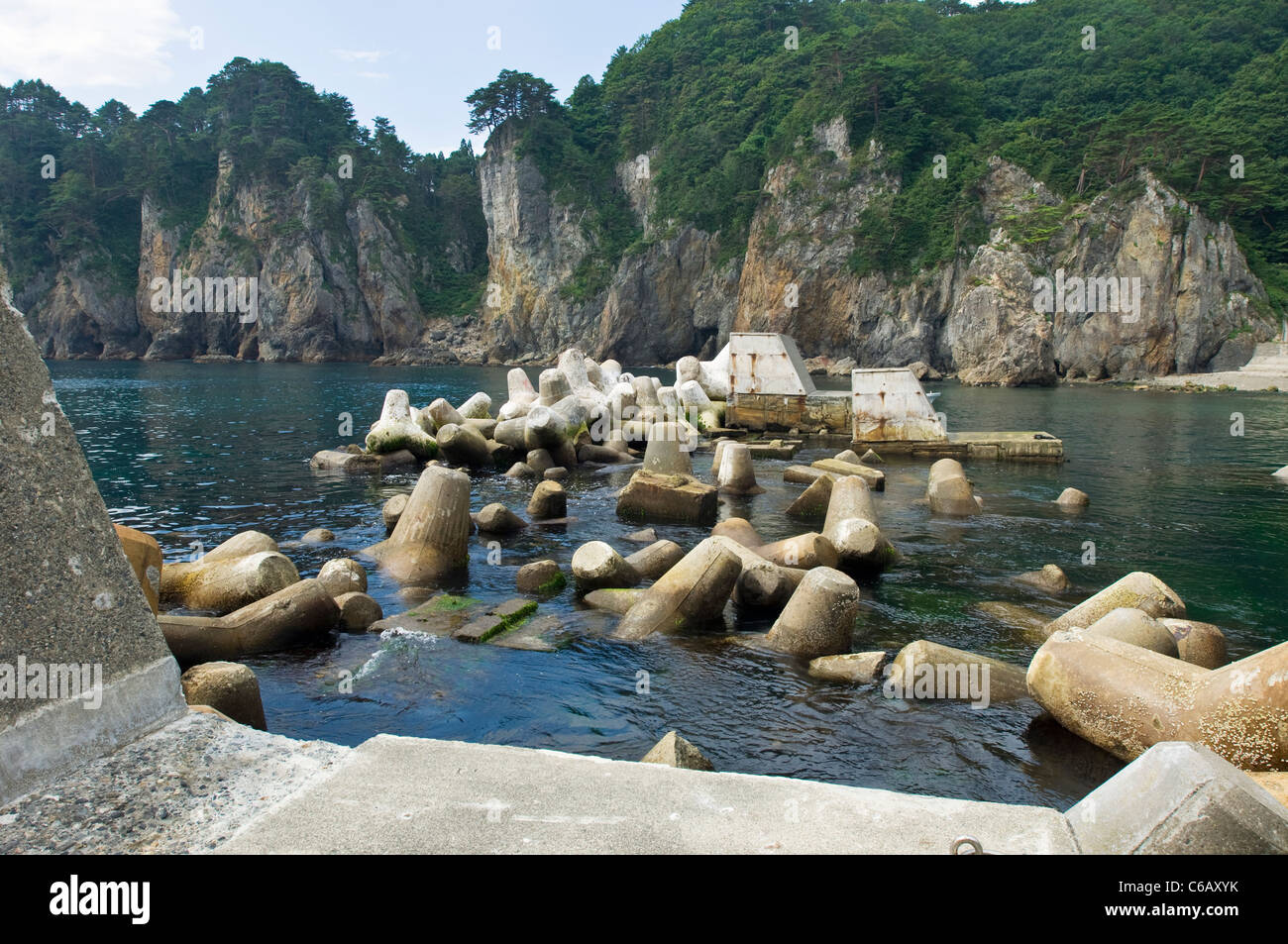 Un petit port de pêche typique d'Iwate avec dommages causés par un tsunami au brise-lames Banque D'Images