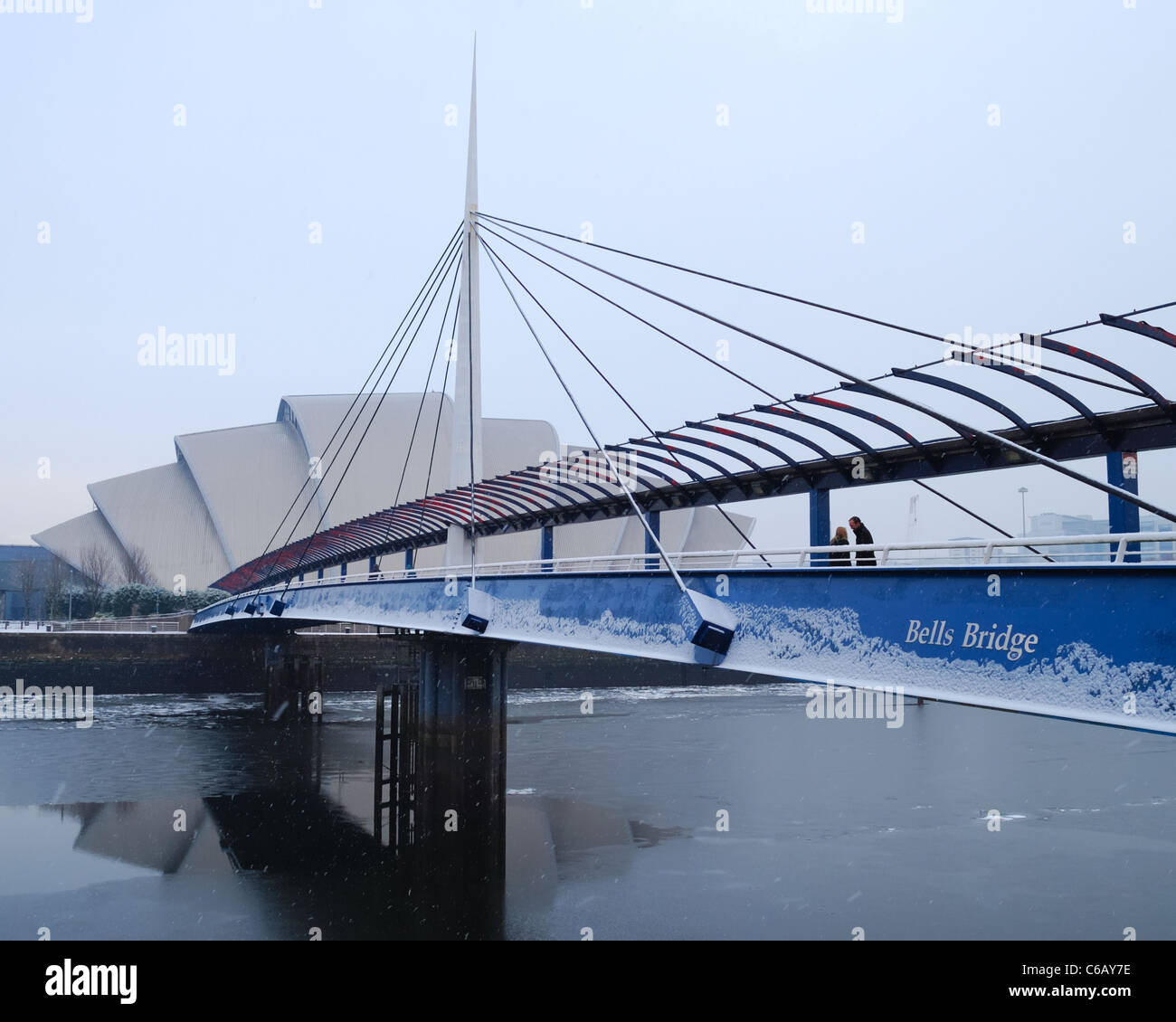 Timbre Pont sur la rivière Clyde à Glasgow pendant une période de mauvais temps. Banque D'Images