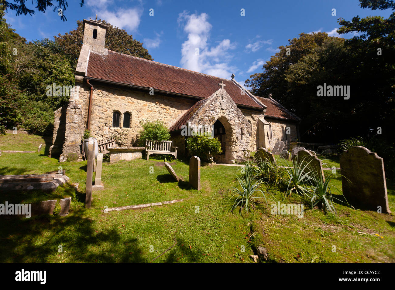 Ancienne église St Boniface Ile de Wight Angleterre Royaume-uni sur une journée ensoleillée Banque D'Images